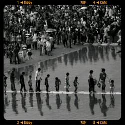 menunggu antrian menyeberang