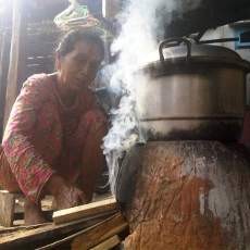 Harga Elpiji Meroket, Ibu Rumah Tangga di Pacitan Kembali ke Kayu Bakar