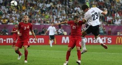 Jerman-Portugal: Menyerang dari Lebar Lapangan