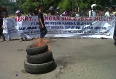 Ratusan Pedagang Lempar Tomat Busuk ke Kantor Walikota Medan