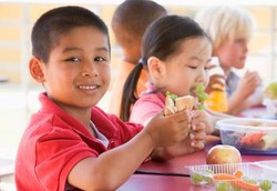 Anak yang Ambil Makan Sendiri Cenderung Makan Berlebihan