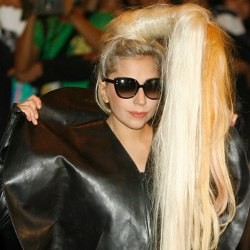 Penari Tak Hati-hati, Kepala Lady Gaga Tertimpa Tiang