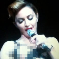 Madonna Pamer Dada di Depan Ribuan Penggemarnya