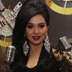 Syahrini Siap Usut Penjual Krim Pemutih Wajah Syahrini