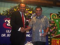 Ultah ke-50, Juniver Girsang Luncurkan Buku