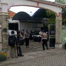 KPK Geledah Paksa Rumah Orang Tua Tomy Hindratno di Surabaya