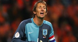 Van der Sar Ingin Belanda Balas Spanyol