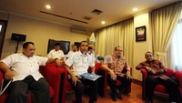 Bertemu Ketua Umum KONI Pusat Tono Suratman (kedua dari kiri) bertemu kubu PSSI pimpinan Djohar Arifin yang datang lebih dulu diwakili oleh Sekretaris Jenderal Tri Goestoro dan Sementara dari kubu PSSI versi KLB Ancol, hadir ketua umumnya, La Nyalla Mahmud Matalitti.