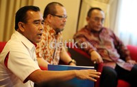 Sebelum menggelar pertemuan tertutup, sebagai tuan rumah, Tono (kiri), tampak menjadi penengah dan mendengar laporan dari kedua belah pihak yang sebelumnya telah bersepakat menandatangani nota kesepahaman (MoU) di Malaysia, Kamis (7/6/2012) lalu.