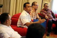 Dua kubu PSSI yang sebelumnya berseteru dan telah berdamai di Malaysia, kini bertemu kembali di kantor Komite Olahraga Nasional Indonesia (KONI).