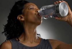 Apakah Anda Terlalu Banyak Minum Air?
