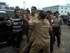 Disangka Bagian Demo Mahasiswa, Anggota Polisi Kena Jotos PNS