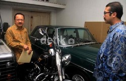 Yuk Tengok Isi Garasi Foke: Mobil Listrik Mercy, Harley, dan Land Cruiser