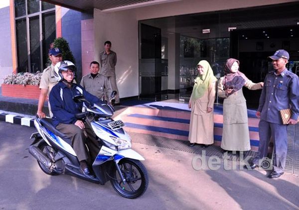 Wali Kota Depok Ngantor Naik Motor Wali Kota Depok Ngantor Naik Motor