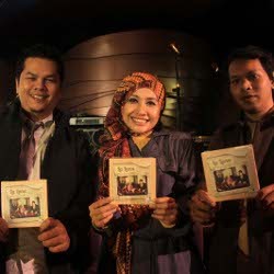 Berjilbab, Manik La Luna Tak Takut Kehilangan Fans