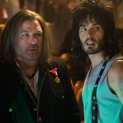 Alec Baldwin Ciuman dengan Russel Brand di Rock of Ages