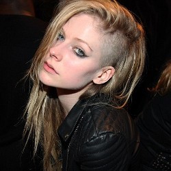 Cukur Habis Rambut Samping, Avril Lavigne Bergaya Punk Rock