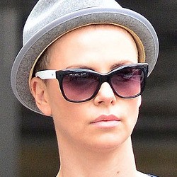 Charlize Theron Potong Habis Rambutnya