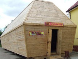 Yuk, Makan Enak di Dalam Peti Mati Raksasa!