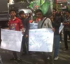 HMI Malang Turun ke Jalan Sambut Kedatangan Boediono