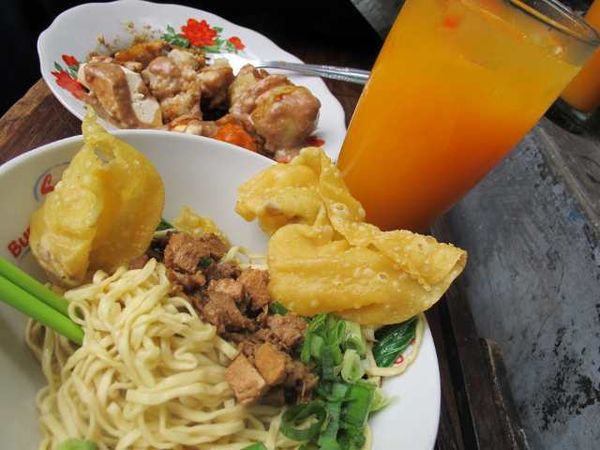 Asyiknya Jajan Disamping Sekolah Theresia!