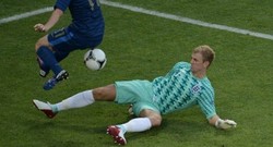 Joe Hart dan Pertahanan Inggris Kerja Keras