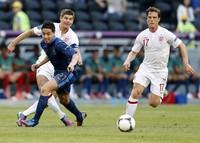 Samir Nasri melewati dua pemain Inggris, Steven Gerrard dan Scott Parker. Reuters/Yves Herman.