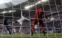 Di laga Grup D tersebut Joleon Lescott membawa Inggris terlebih dulu memimpin lewat gol yang ia cetak saat pertandingan memasuki menit 30. Reuters/Michael Buholze.