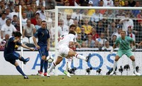 Keunggulan Inggris tidak bertahan lama karena sembilan menit kemudian Samir Nasri berhasil menjebol gawang Joe Hart untuk membuat skor jadi 1-1. Reuters/Michael Buholzer.