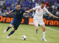 Franck Ribery berebut bola dengan James Milner. Reuters/Nigel Roddis.