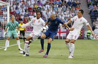 Karim Benzema berusaha membobol gawang Inggris. Hingga peluit panjang ditiup, kedudukan tetap 1-1. Dengan hasil tersebut maka Prancis dan Inggris kini sama-sama memiliki 1 poin di Grup D. Reuter/Yves Herman
