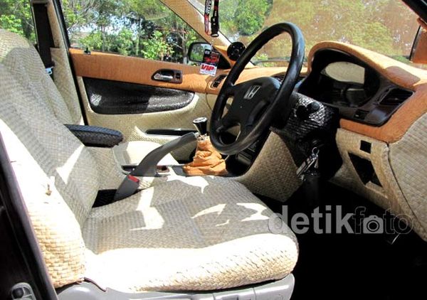 Mobil Berinterior dari Rotan