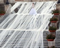 Gaun Pengantin Sepanjang 3 Km Ramaikan Kota Roma