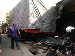 Tak Kuat Nanjak, Truk Nabrak 2 Mobil, 2 Motor & 3 Ruko di Puri Kembangan