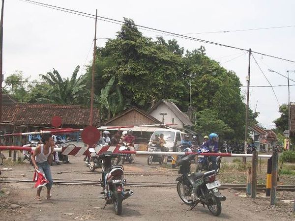 Menunggu Kereta Lewat