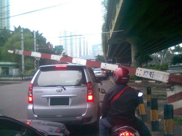 Mobil Kepentok Pintu KA