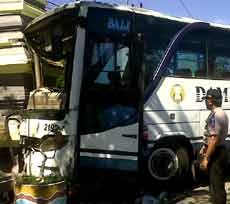Bus Damri Tabrak Puskesmas, Empat Orang Luka-luka