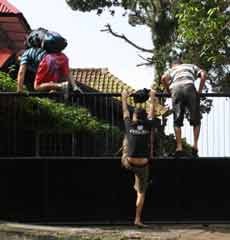 WNA yang Digerebek di Villa Tretes Korban Kapal Kandas di Pantai Lekok