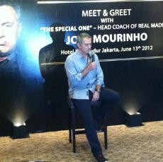 Dengan Kemeja Biru Muda, Mourinho Sapa Fans di Jakarta