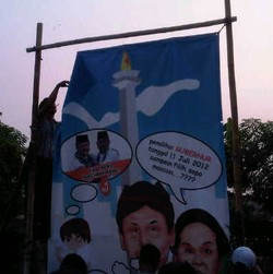 Panwaslu dan Warga Bersihkan Atribut Kampanye di Kedoya Selatan