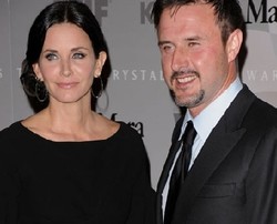 Courteney Cox Resmi Digugat Cerai Sang Suami