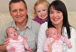 O,oo 2 Bayi Rebutan Darah Ibu di Dalam Kandungan