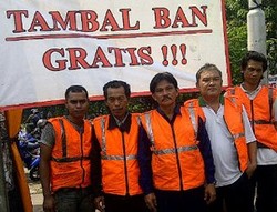 Aksi Semut Orange di Jakarta, Tambal Ban Gratis Penyelamat Pemotor 
