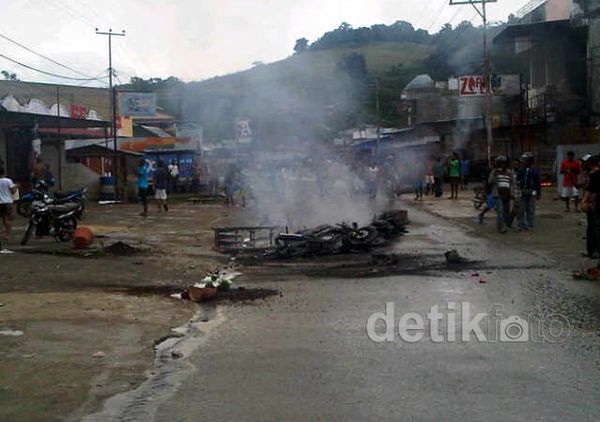 Jayapura Rusuh, Mobil dan Motor Dibakar