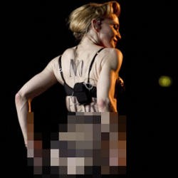Usai Pamer Payudara, Madonna Pamer Bokong di Konsernya
