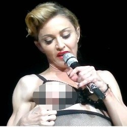 Aksi Pamer Payudara Madonna Jadi Inspirasi Wanita Paruh Baya