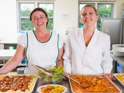 Kini Pegawai Kantin Bisa Makan Makanan Kadaluwarsa dengan Gratis