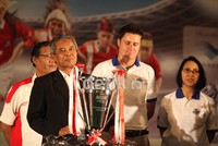 Ketua Umum PSSI Djohar Arifin Hussin (kiri), turut melakukan team drawing, didampingi coach tim nasional DNC 2012 Timo Scheunemann (tengah).