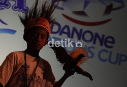Salah satu peserta Danone Nations Cup 2012, asal daerah Papua, memakai pakaian tradisional saat berlangsung acara team drawing. Saat ini sekitar 4.895 tim sepakbola atau sekitar 68.530 pemain anak-anak Indonesia berpartispasi di DNC 2012.