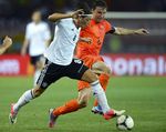 Dua Gol Gomez Menangkan Jerman